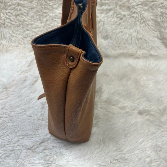 G.H. Bass & Co caramel vegan leather tote bag with navy blue crossbody strap - Picture 12 of 16